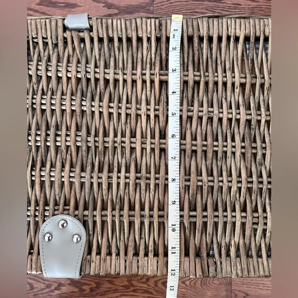 Picnic Basket for 4 People. Complete with Built-in Insulated Compartment - Picture 9 of 13